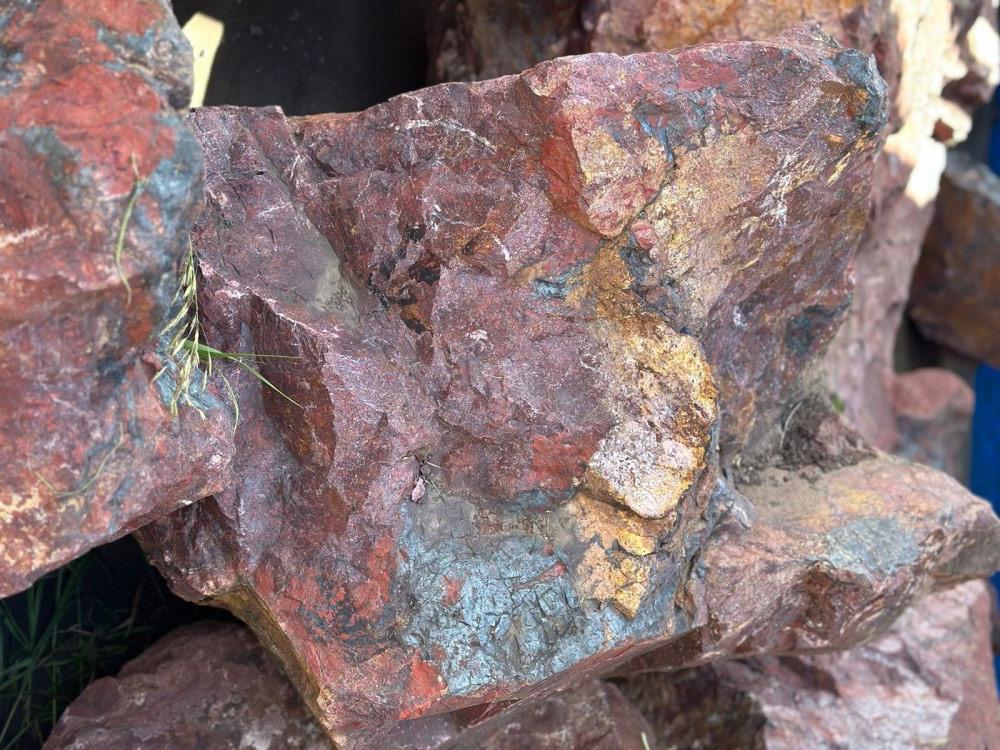 Камни для ландшафтного дизайна красно-фиолетовые 10-60 килограмм купить в Курской области