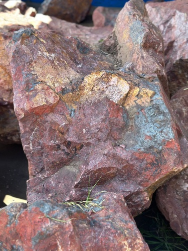 Камни для ландшафтного дизайна красно-фиолетовые 10-60 килограмм купить в Курской области