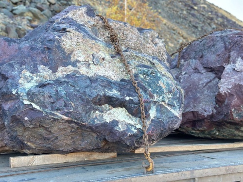 Огромные красно-фиолетовые валуны для ландшафтного дизайна весом более 5 тонн купить в Курской области