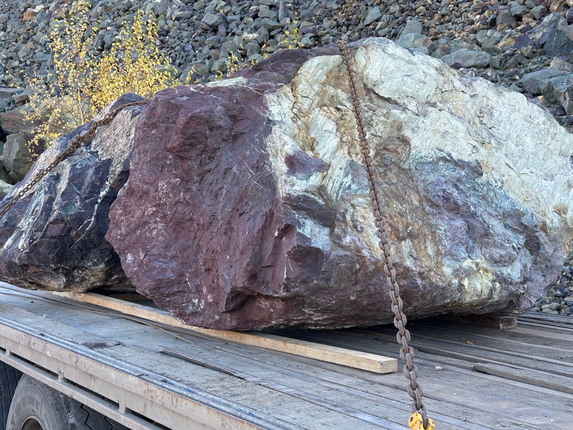 Огромные красно-фиолетовые валуны для ландшафтного дизайна весом более 5 тонн купить в Курской области