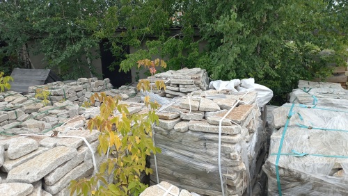 Плитняк галтованный гранитный для ландшафтного дизайна купить в Курской области