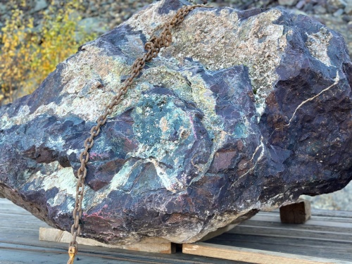 Огромные красно-фиолетовые валуны для ландшафтного дизайна весом более 5 тонн купить в Курской области