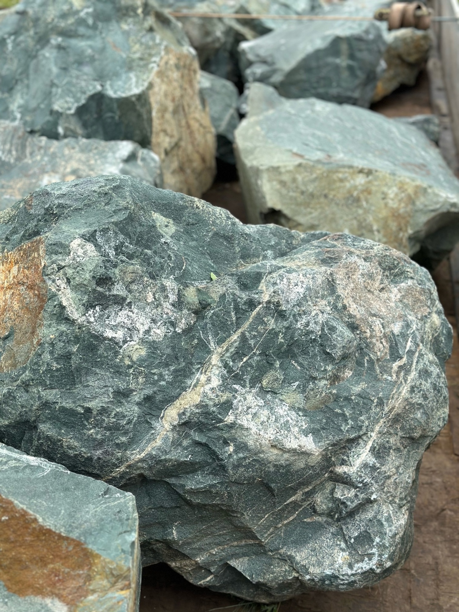 Камни для ландшафтного дизайна зелёные 10-60 килограмм купить в Курской области