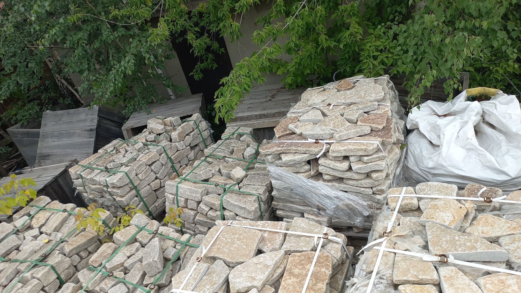 Плитняк гранитный галтованный купить в Курской области