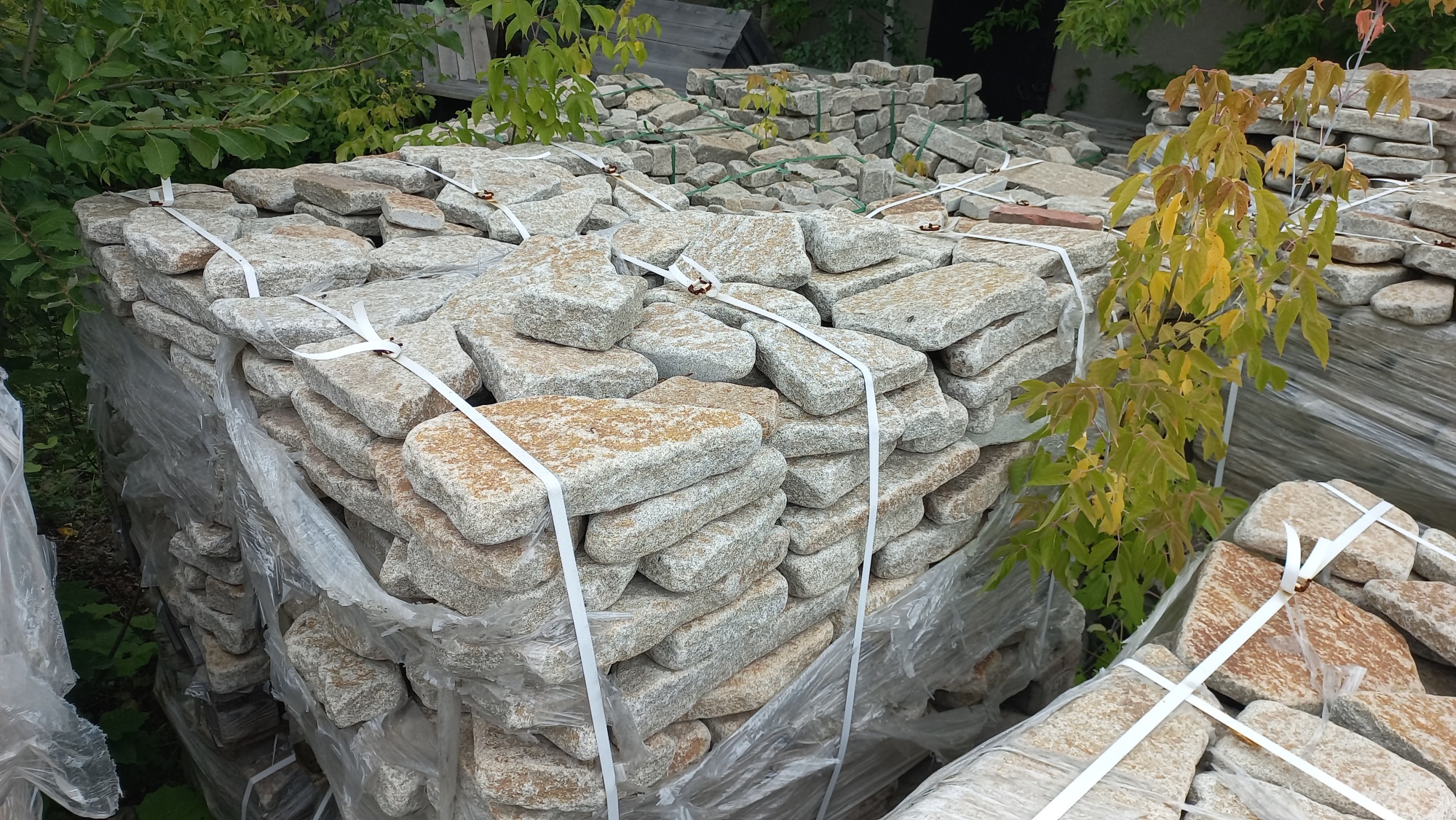 Плитняк галтованный гранитный для ландшафтного дизайна купить в Курской области