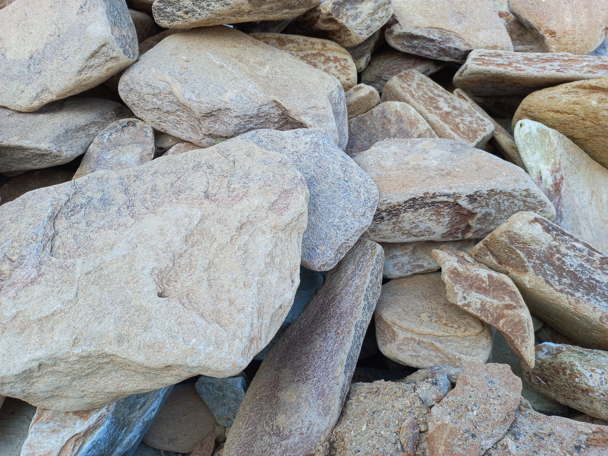 Златолит жёлтый, жёлто-зелёный глыбки и валуны для ланшафтного дизайна купить в Курской области