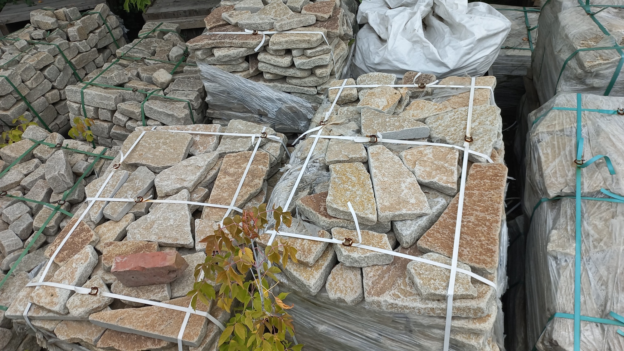 Плитняк гранитный галтованный купить в Курской области