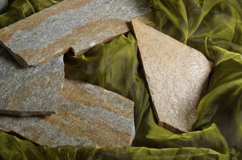 Плитняк златолит Уральский для цоколя, отмостки купить в Курской области